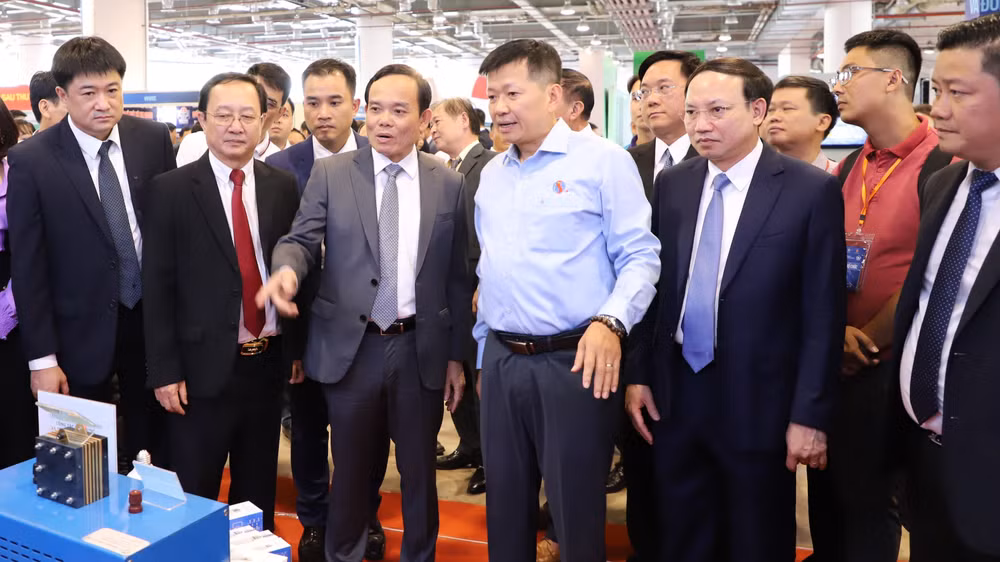 Phó Thủ tướng Trần Lưu Quang tham quan gian trưng bày của Viện Hàn lâm Khoa học và Công nghệ Việt Nam.