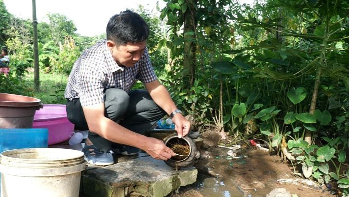 Cán bộ Trung tâm Kiểm soát bệnh tật tỉnh Đắk Lắk điều tra môi trường chung quanh nhà bệnh nhân sinh sống. (Ảnh: Quang Nhật)