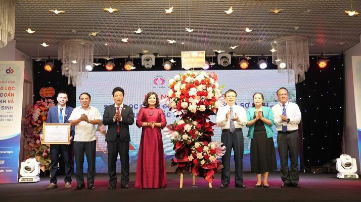 Lãnh đạo tỉnh nghệ An tặng hoa chúc mừng hội nghị.