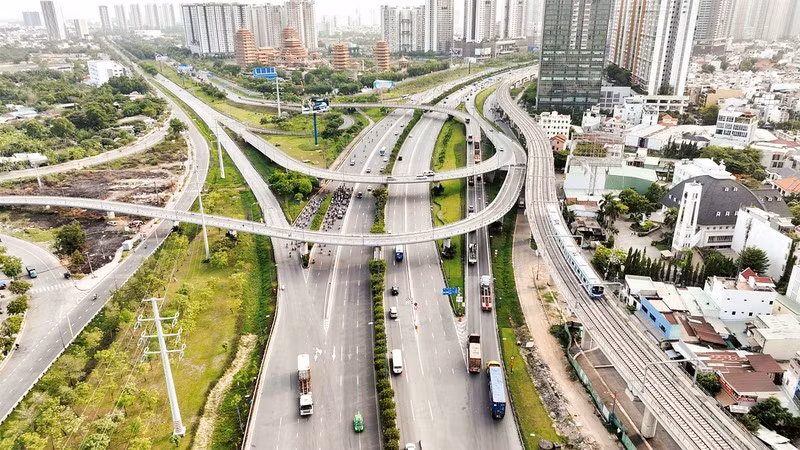 Một góc đô thị Thành phố Hồ Chí Minh hôm nay. (Ảnh THẾ ANH)