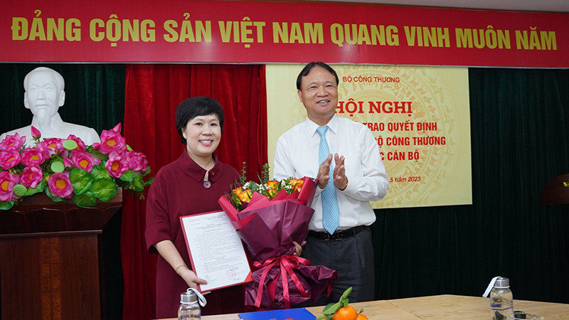 Thứ trưởng Đỗ Thắng Hải trao quyết định bổ nhiệm cho đồng chí Trương Thu Hiền. (Ảnh: Moit)