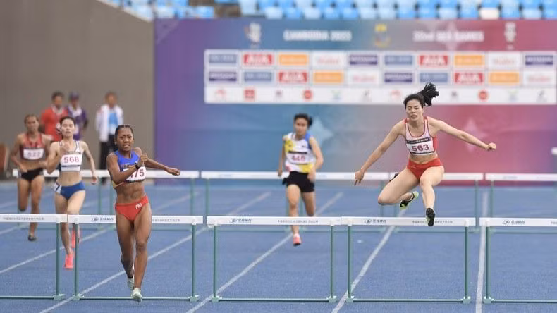 Chiều 11/5, Nguyễn Thị Huyền lập kỷ lục của điền kinh Đông Nam Á ở cự ly 400m rào nữ với thành tích 56 giây 29, cán mốc 12 Huy chương Vàng SEA Games trong sự nghiệp. (Ảnh: TTXVN)