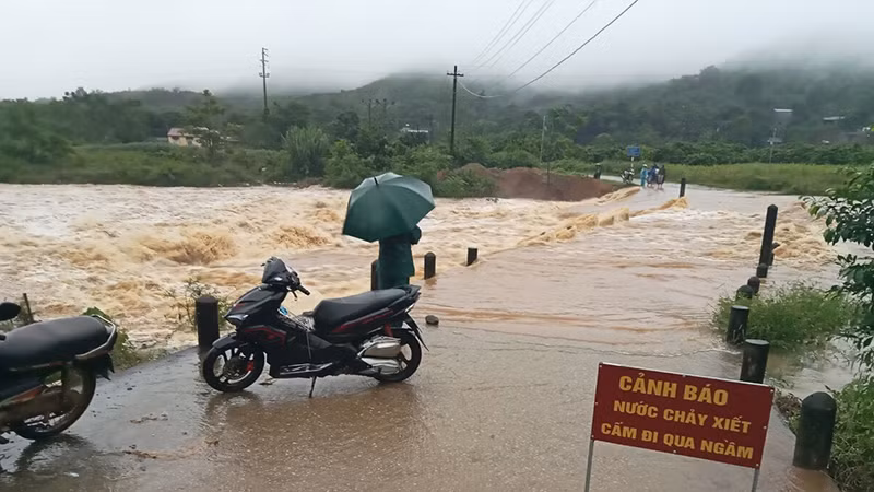 Mưa lũ khiến giao thông chia cắt tại xã Tú Sơn, huyện Kim Bôi.