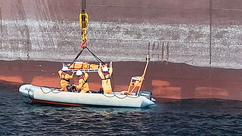 Lực lượng cứu hộ Trung tâm phối hợp tìm kiếm cứu nạn Hàng hải khu vực II tiếp cận tàu hàng, đưa người bị nạn về đất liền.