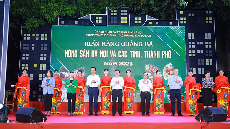 Các đại biểu cắt băng khai mạc Tuần hàng quảng bá nông sản Hà Nội và các tỉnh, thành phố 2023. 