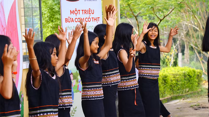 Các em học sinh biểu diễn văn nghệ chào mừng ngày khai giảng. Các em học sinh biểu diễn văn nghệ chào mừng ngày khai giảng.