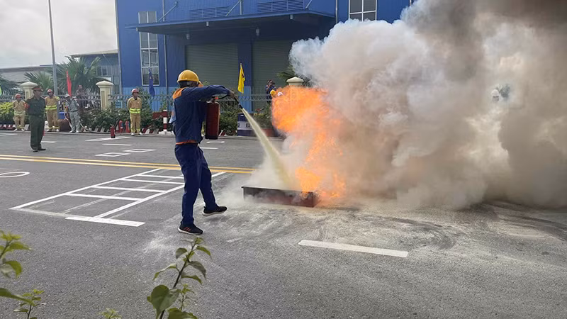 Các vận động viên tranh tài môn phòng cháy chữa cháy và cứu nạn cứu hộ.
