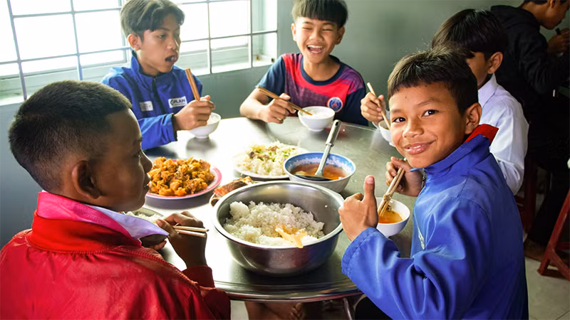 Các em nhỏ bên bữa cơm có thịt. Các em nhỏ bên bữa cơm có thịt.