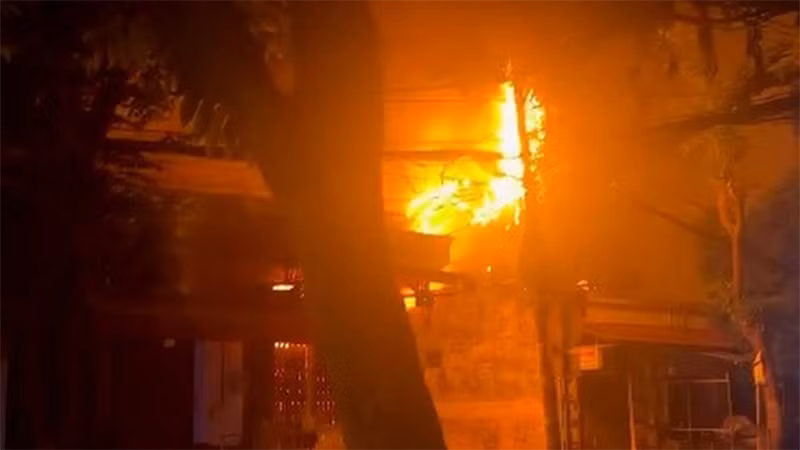 Căn nhà bốc cháy dữ dội trong đêm.(Ảnh: Cắt từ video)