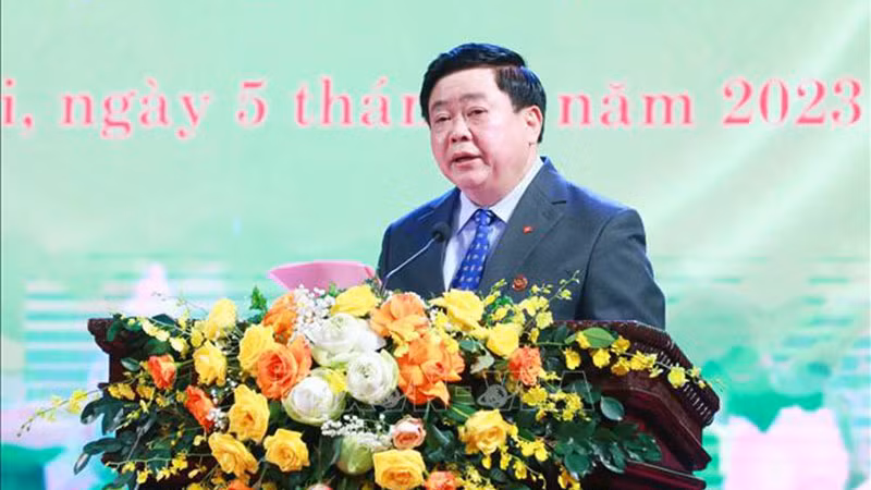 PGS. TS, Nhà văn Nguyễn Thế Kỷ, nguyên Ủy viên Trung ương Đảng, Chủ tịch Hội đồng Lý luận, phê bình văn học, nghệ thuật Trung ương đọc diễn văn. 
