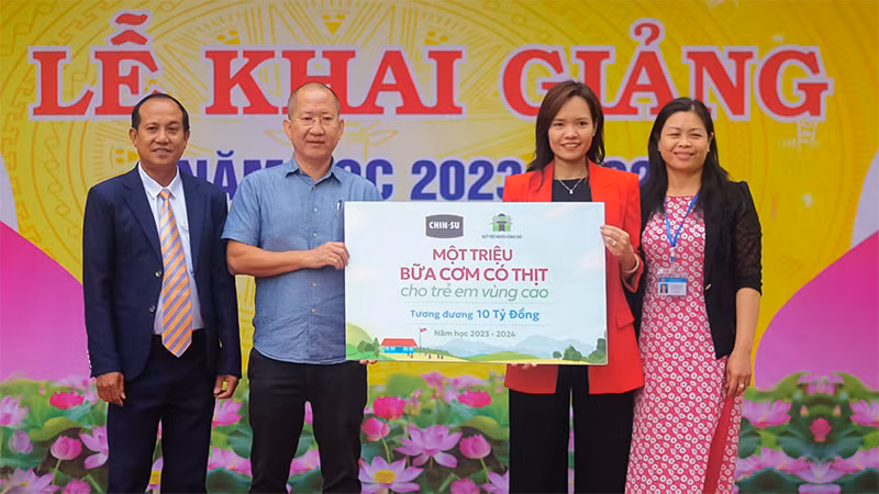 Đại diện Chin-su và đại diện Quỹ Trò nghèo vùng cao tại buổi Lễ khai giảng. Đại diện Chin-su và đại diện Quỹ Trò nghèo vùng cao tại buổi Lễ khai giảng.