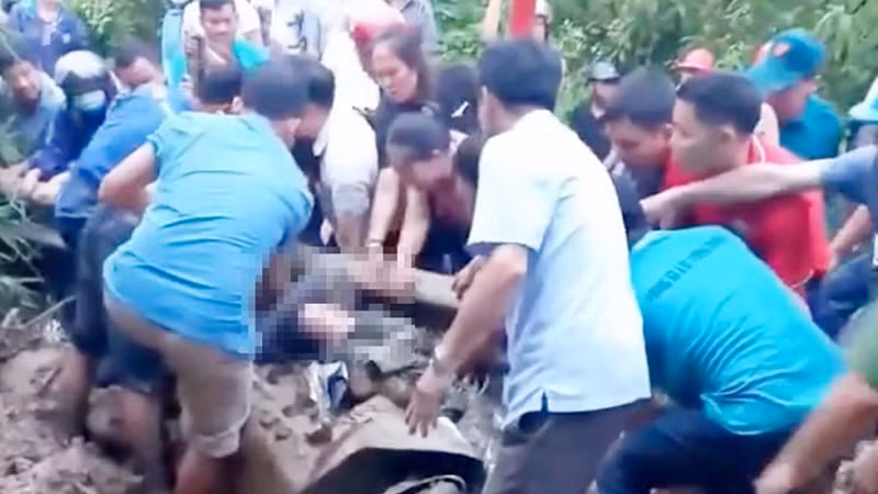 Lực lượng chức năng cùng đồng nghiệp và người dân tiến giải cứu hai cô giáo bị đất đá vùi do lở núi 