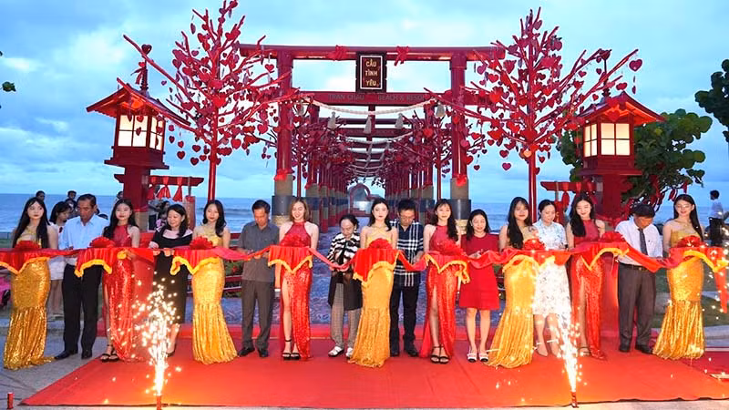 Lãnh đạo Sở Du lịch tỉnh Bà Rịa-Vũng Tàu cùng Ban lãnh đạo Trân Châu Beach & resort cắt băng khánh thành Cầu Tình yêu - điểm checkin mới trong khuôn viên Khu du lịch. Lãnh đạo Sở Du lịch tỉnh Bà Rịa-Vũng Tàu cùng Ban lãnh đạo Trân Châu Beach & resort cắt băng khánh thành Cầu Tình yêu - điểm checkin mới trong khuôn viên Khu du lịch.