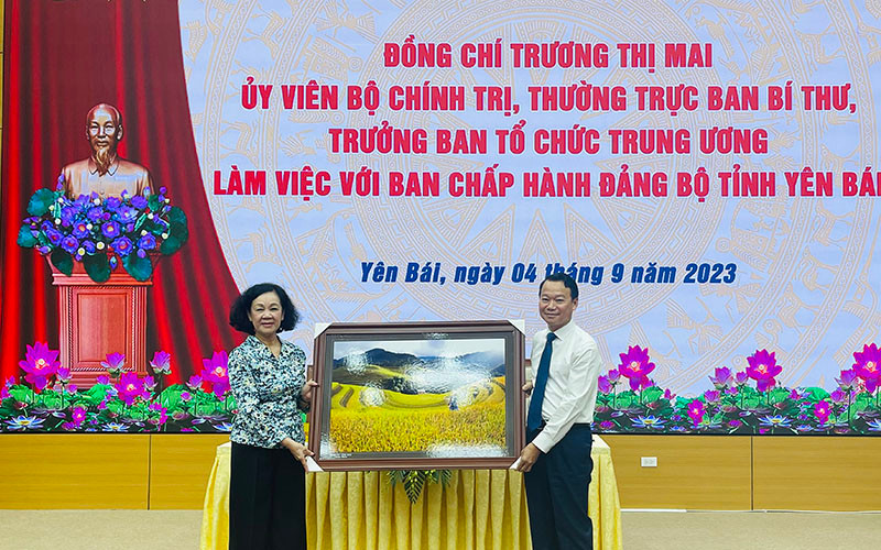Đồng chí Trương Thị Mai nhận bức tranh Mùa vàng Mù Cang Chải do Tỉnh ủy Yên Bái tặng.