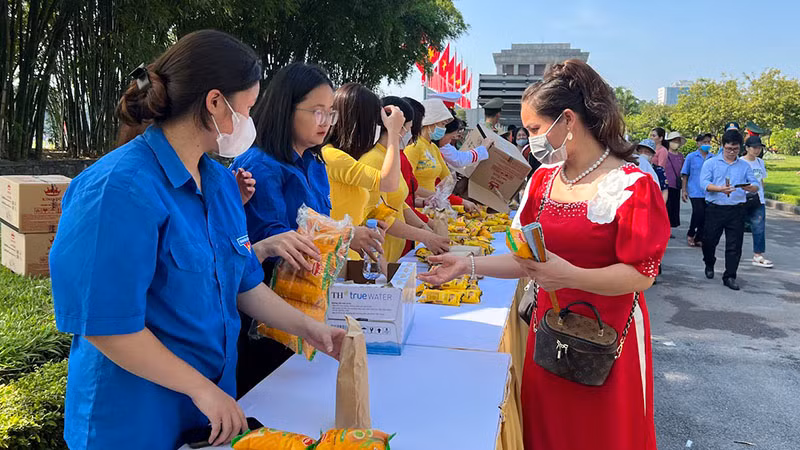 Sở Du lịch Hà Nội tặng quà cho khách đến viếng Lăng Chủ tịch Hồ Chí Minh.
