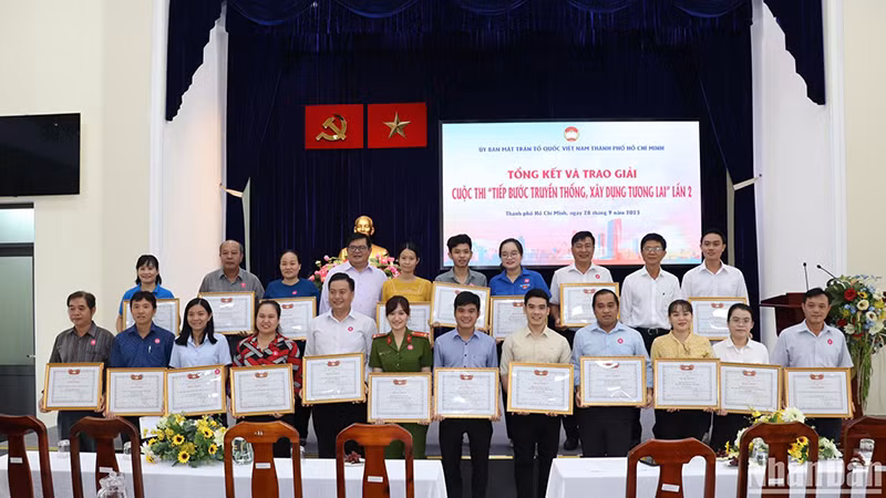 Ban tổ chức trao giải cho các cá nhân đoạt giải.
