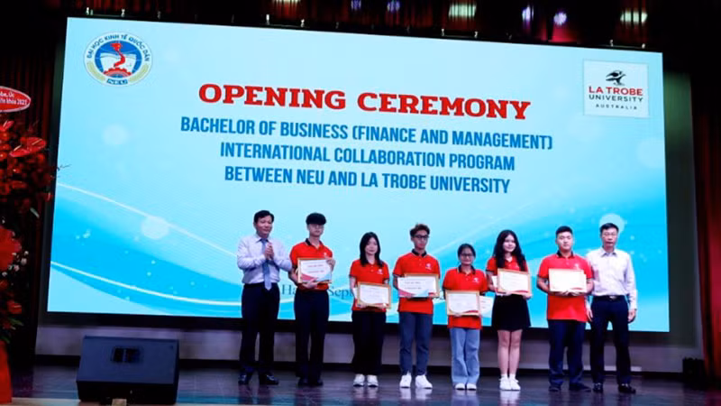 Trao học bổng cho các tân sinh viên có kết quả cao trong đầu vào tuyển sinh.