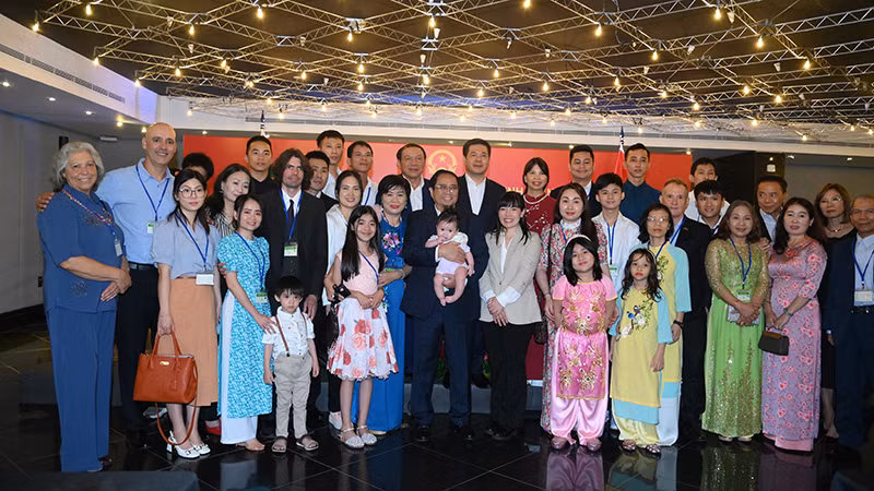 Thủ tướng Phạm Minh Chính chụp ảnh lưu niệm với bà con.