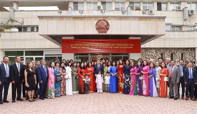 Chủ tịch Quốc hội Vương Đình Huệ với các đại biểu. (Ảnh: TTXVN)