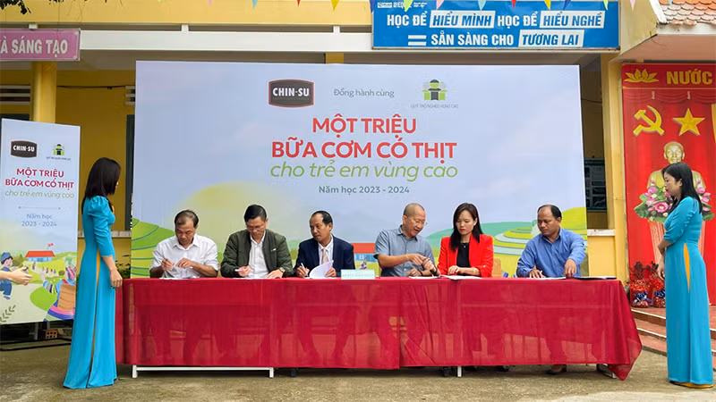 Ký kết thỏa thuận hỗ trợ giữa Chương trình với đại diện trường, phòng giáo dục, xã Măng Cành, Hội phụ huynh học sinh tại Trường trung học cơ sở Măng Cành. Ký kết thỏa thuận hỗ trợ giữa Chương trình với đại diện trường, phòng giáo dục, xã Măng Cành, Hội phụ huynh học sinh tại Trường trung học cơ sở Măng Cành.