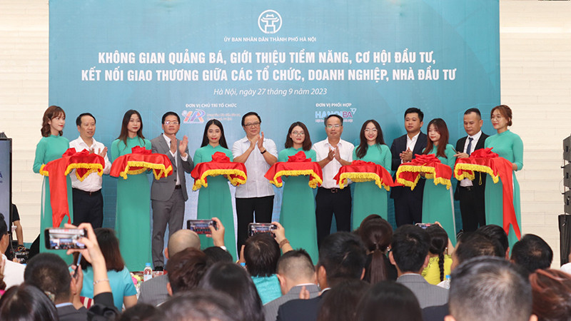 Các đại biểu cắt băng khai mạc chương trình. 