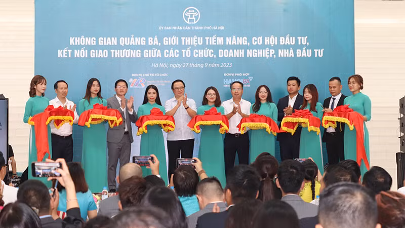 Các đại biểu cắt băng khai mạc chương trình. 