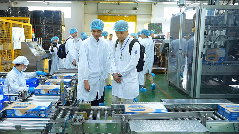 Các đối tác nhập khẩu được thuyết phục khi trực tiếp đến tìm hiểu về hệ thống trang trại và nhà máy của Vinamilk. Các đối tác nhập khẩu được thuyết phục khi trực tiếp đến tìm hiểu về hệ thống trang trại và nhà máy của Vinamilk.