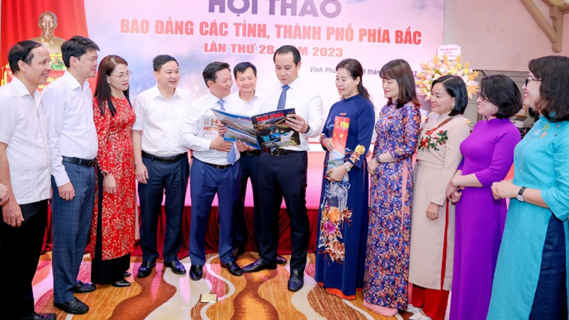Các đại biểu trao đổi kinh nghiệm viết báo về nông thôn mới.