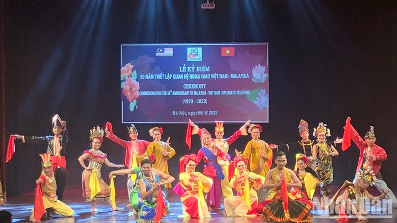 Tiết mục văn nghệ tại lễ kỷ niệm.