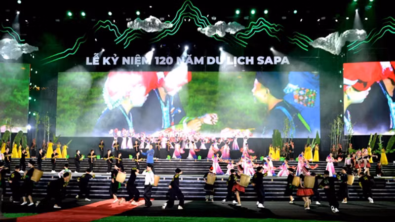 Kỷ niệm 120 năm Du lịch Sa Pa tại sân vận động thị xã Sa Pa, tối 23/9/2023. (Ảnh: QUỐC HỒNG)