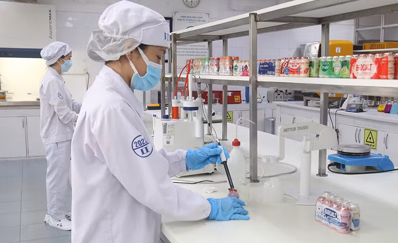 Sản phẩm sữa chua uống men sống được Vinamilk phát triển cho thị trường New Zealand đáp ứng các yêu cầu về “tính xanh, bền vững”. Sản phẩm sữa chua uống men sống được Vinamilk phát triển cho thị trường New Zealand đáp ứng các yêu cầu về “tính xanh, bền vững”.
