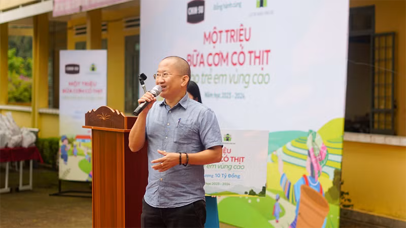 Ông Nguyễn Anh Tú, Phó Chủ tịch Hội đồng quản lý Quỹ kiêm Giám đốc Quỹ Trò nghèo vùng cao chia sẻ tại Lễ khai giảng. Ông Nguyễn Anh Tú, Phó Chủ tịch Hội đồng quản lý Quỹ kiêm Giám đốc Quỹ Trò nghèo vùng cao chia sẻ tại Lễ khai giảng.