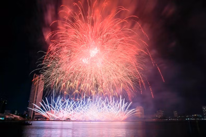 Màn trình diễn pháo hoa của 2 đội Việt Nam và Phần Lan trong đêm khai mạc Lễ hội Pháo hoa quốc tế Đà Nẵng - DIFF 2023. Ảnh: THANH TÙNG