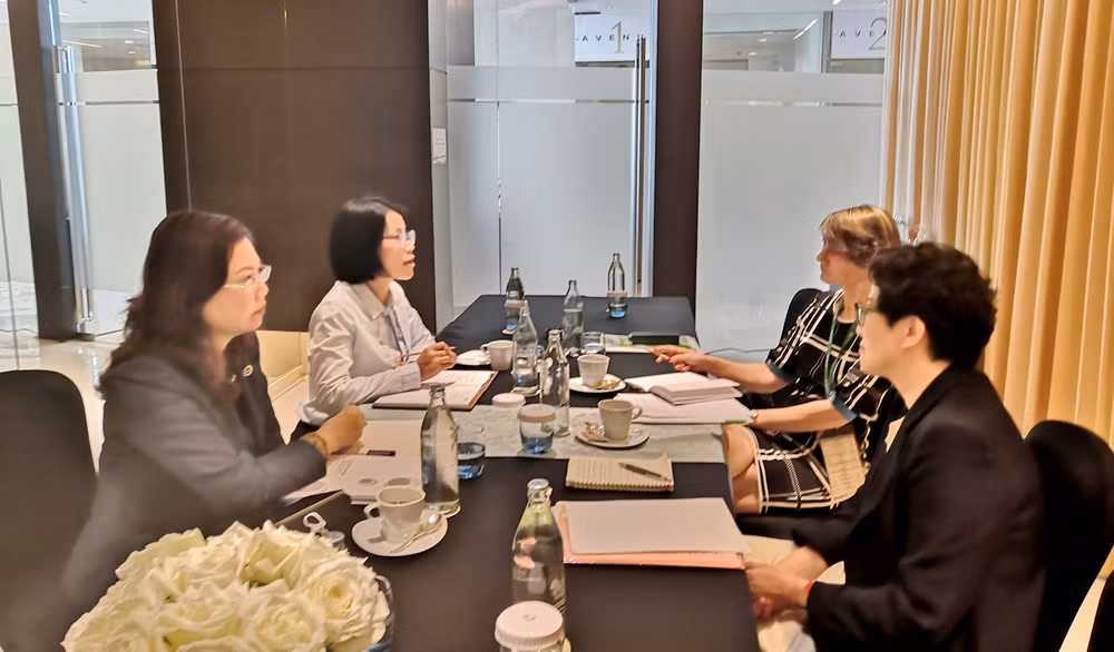 Chủ tịch Ủy ban Chứng khoán Nhà nước Vũ Thị Chân Phương (bên trái, hàng đầu) và Tổng giám đốc ASIFMA Alice Law (bên phải, hàng đầu) trao đổi thông tin tại buổi gặp.