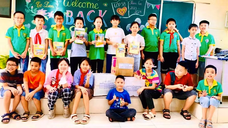 Học sinh thành phố Hải Dương quyên góp sách vở, đồ dùng tặng các bạn học sinh Điện Biên Phủ.