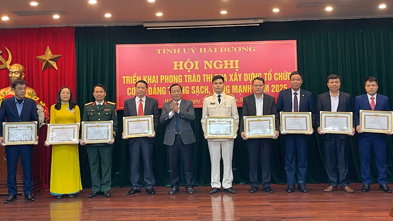 Lãnh đạo tỉnh Hải Dương tặng Bằng khen các tổ chức, cá nhân tiêu biểu trong công tác xây dựng tổ chức đảng trong sạch, vững mạnh.