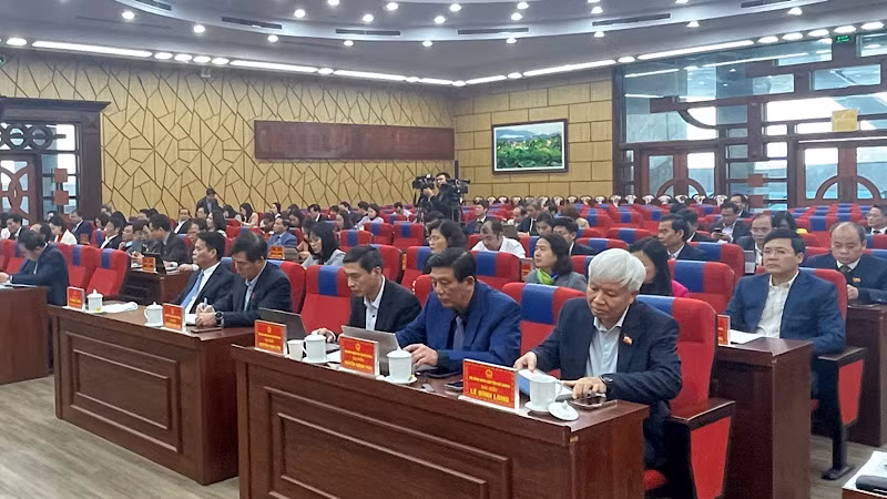 Các đại biểu dự kỳ họp thảo luận, xem xét, quyết định một số nội dung quan trọng.