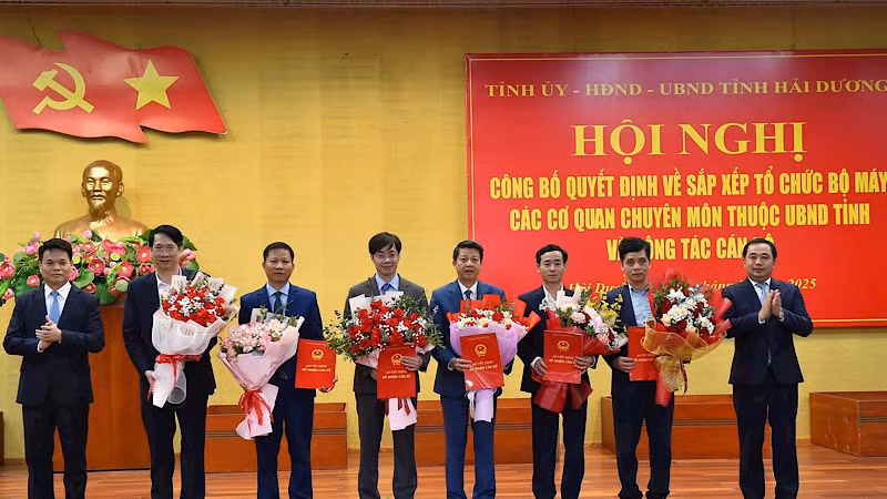 Lãnh đạo Hải Dương trao các quyết định bổ nhiệm cán bộ sau hợp nhất các sở.