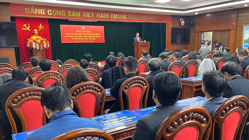 Các đơn vị tham gia tặng quà Tết người nghèo tham dự Hội nghị.