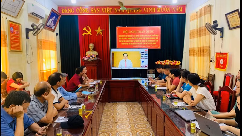 Cán bộ thị trấn Tứ Kỳ (huyện Tứ Kỳ ) dự hội nghị trực tuyến tại Hội trường Ủy ban nhân dân thị trấn.