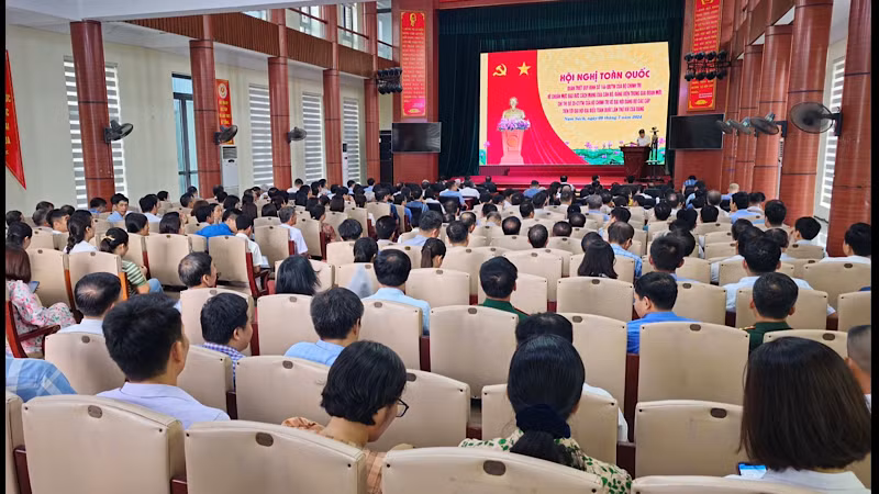 Các đại biểu dự hội nghị trực tuyến tại điểm cầu Huyện ủy Nam Sách, tỉnh Hải Dương.