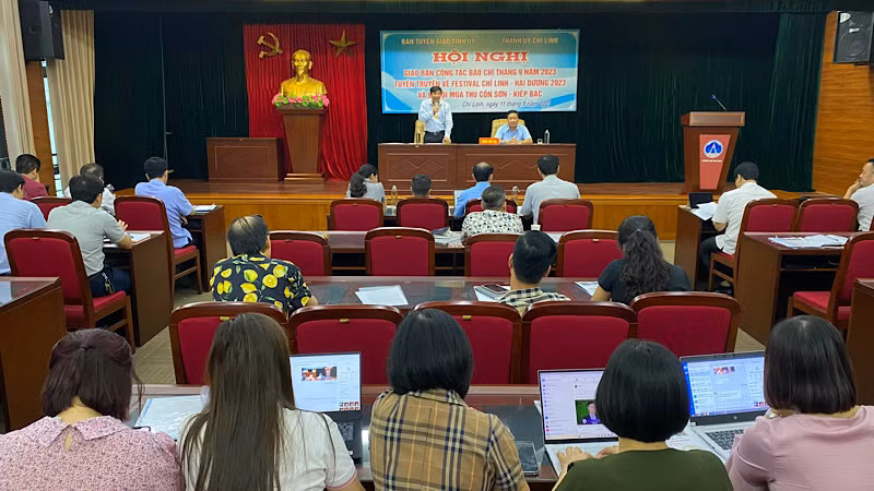 Các phóng viên dự họp báo tuyên truyền về Festival Chí Linh-Hải Dương 2023.