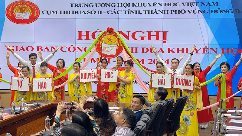 Văn nghệ chào mừng mừng các đại biểu dự hội nghị khuyến học về chuyển đổi số.