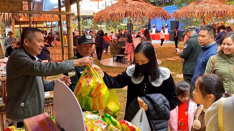 Du khách trải nghiệm Tuần Văn hóa ẩm thực, Du lịch và Xúc tiến thương mại.