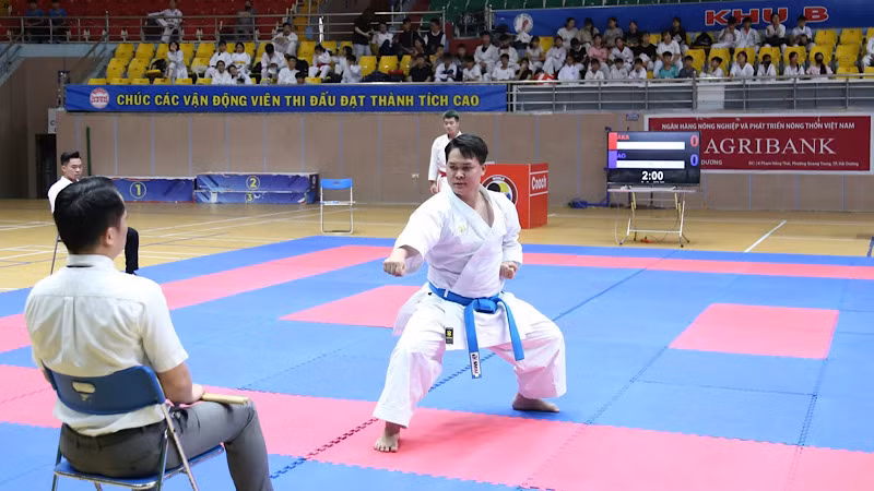 Vận động viên lứa tuổi hơn 18 thi đấu nội dung kata.