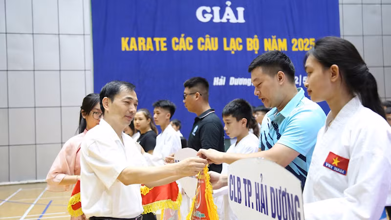 Ban tổ chức trao cờ lưu niệm tặng các câu lạc bộ tham dự giải.