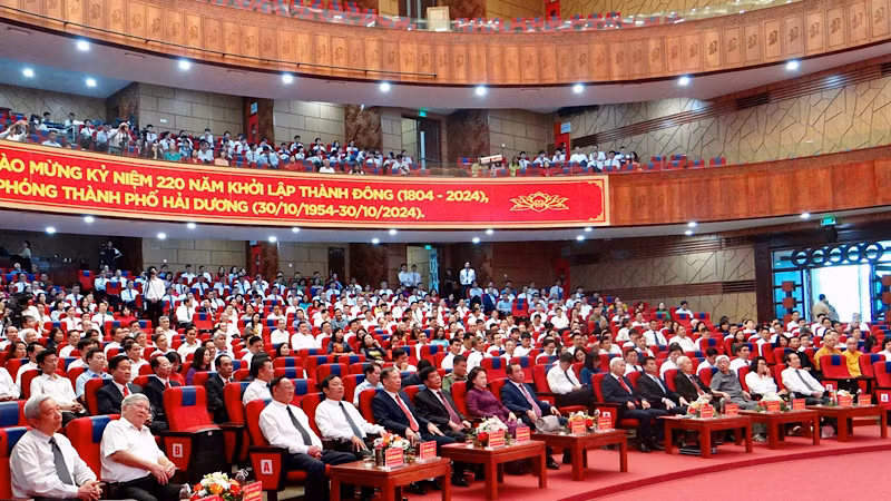 Các đại biểu dự Lễ kỷ niệm 220 năm khởi lập Thành Đông.