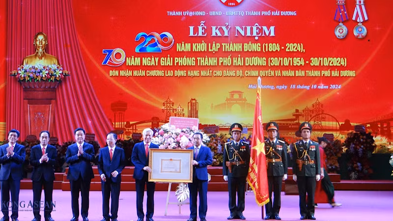 Đảng bộ và nhân dân thành phố Hải Dương vinh dự đón nhận Huân chương Lao động hạng Nhất do Đảng, Nhà nước trao tặng.