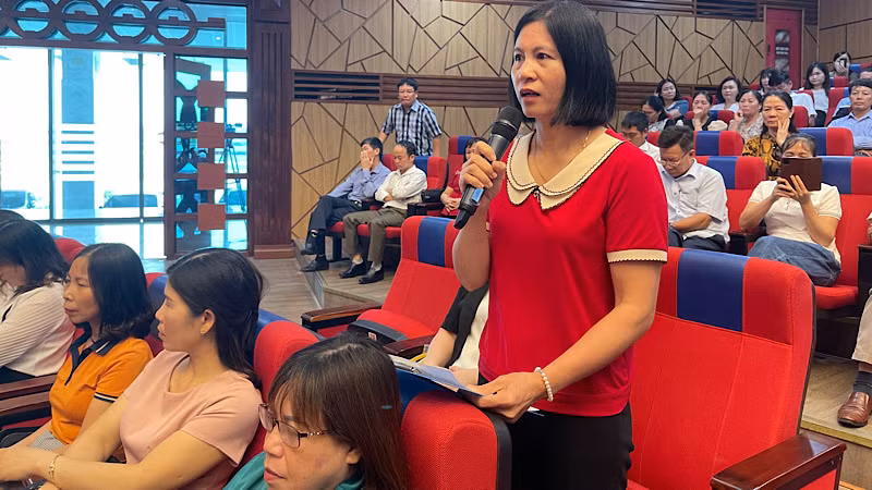 Bà Vũ Thị Mến, Trạm trưởng Y tế xã Cẩm Phúc, huyện Cẩm Giàng nêu những đề xuất, kiến nghị tại buổi đối thoại.