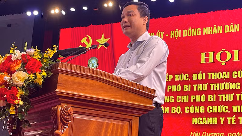 Chủ tịch Ủy ban nhân dân tỉnh Hải Dương Triệu Thế Hùng tiếp xúc với cán bộ, nhân viên ngành y tế.